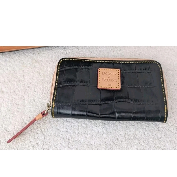 Dooney & Bourke Handbags - Dooney & Bourke Black Croc Embossed Leather Zip Wallet EUC